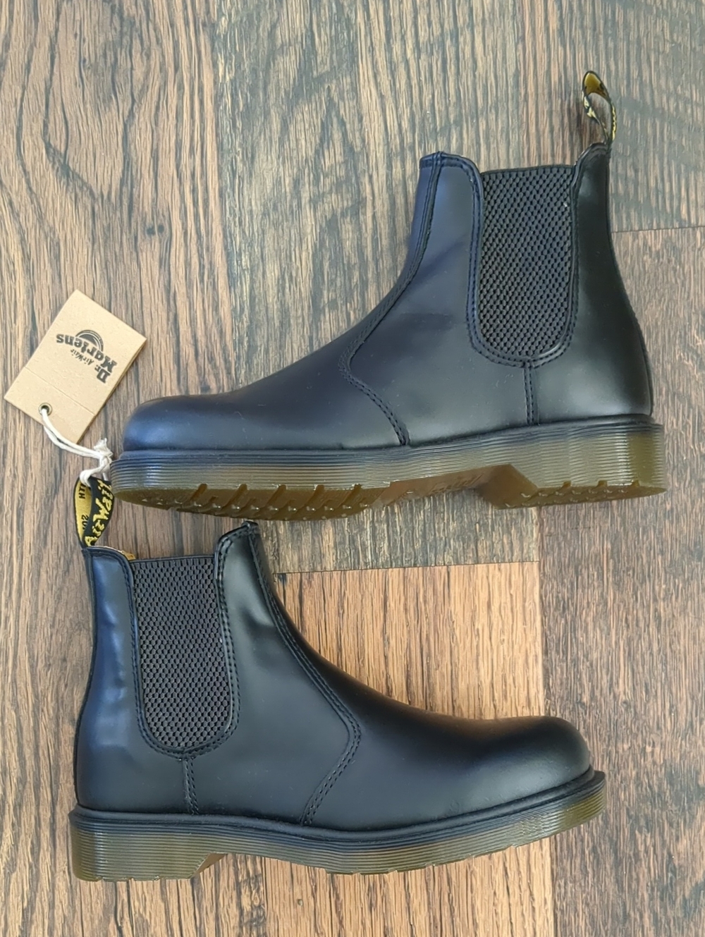 Doc Dr. Martens Black Smooth 2976 Chelsea Boots, Size 6 Mens, 7 Womens, NEW